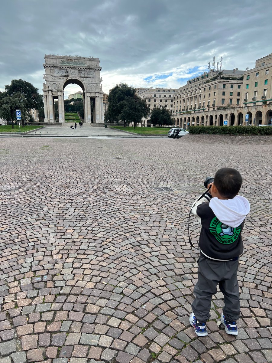 儿子已经能自己拍照了