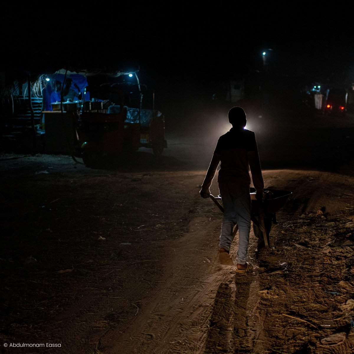 Dans le camp d'#Adré au #Tchad 🇹🇩, les personnes réfugiées sont à la quête d’eau potable du lever au coucher du soleil. 💧 Les points d’eau sont peu nombreux donc certaines personnes doivent s'approvisionner dans des puits où l’eau croupit ou dans les rivières saisonnières.