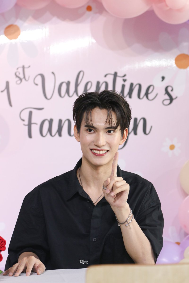 ffforfirst_'s tweet image. 1st 🩷💛💜

#1stVDayFanSign
#First_chalongrat
#รักแรกของเฟริสท์