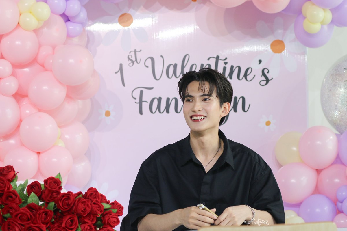 ffforfirst_'s tweet image. 1st 🩷💛💜

#1stVDayFanSign
#First_chalongrat
#รักแรกของเฟริสท์