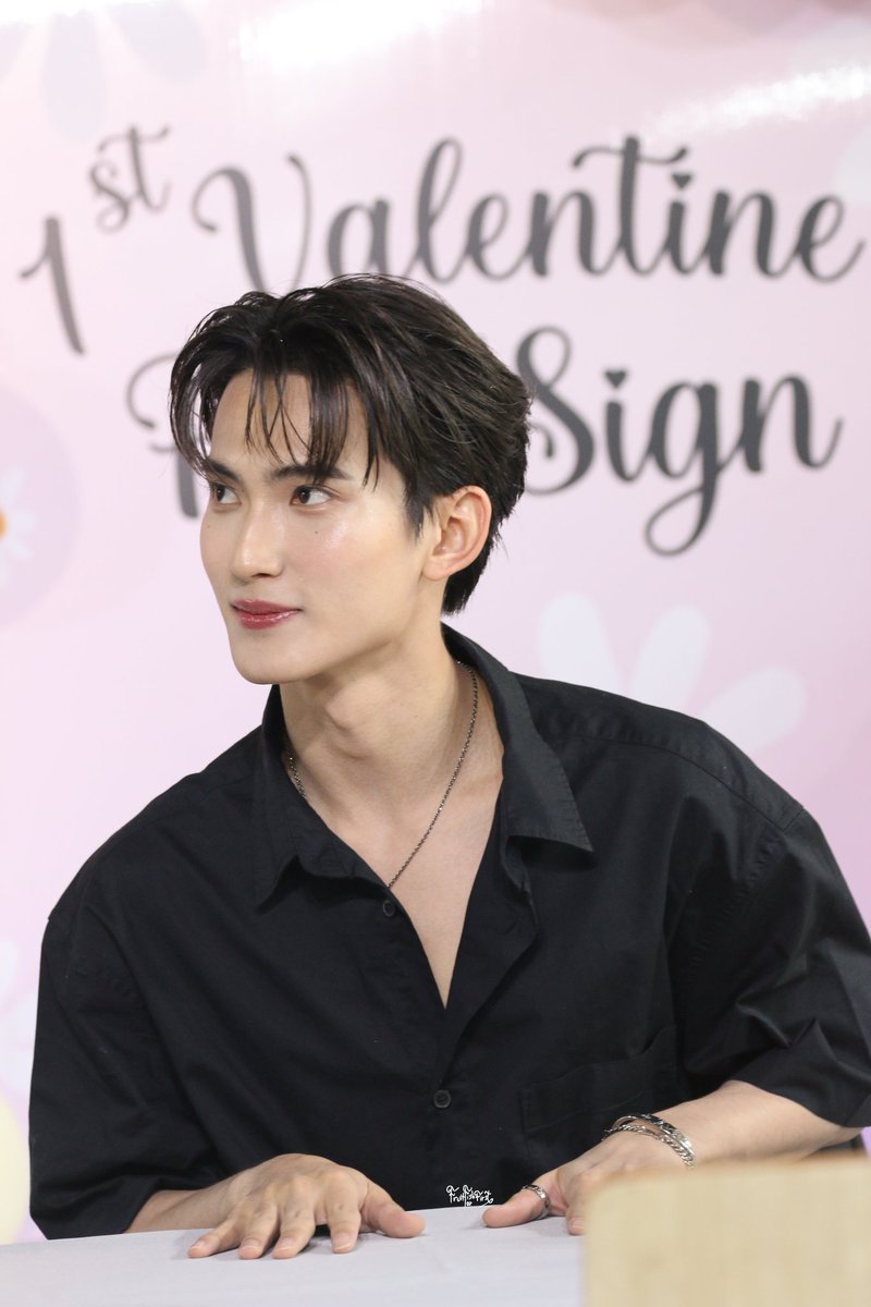 ffforfirst_'s tweet image. 1st 🩷💛💜

#1stVDayFanSign
#First_chalongrat
#รักแรกของเฟริสท์