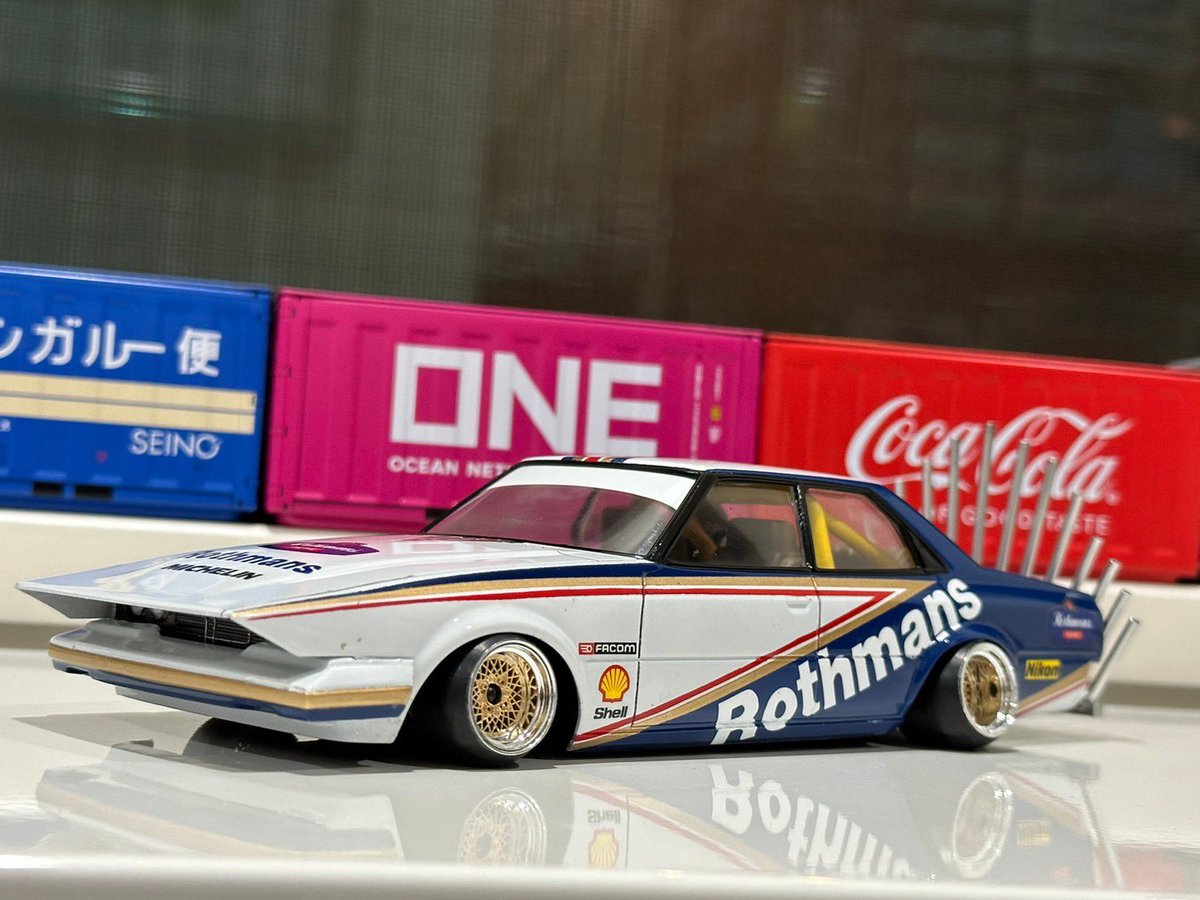 もちろん細かいところは違うけど前に作ったロスマンズカラーのプラモっ