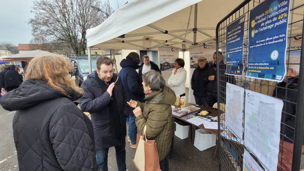 Ce #dimanche matin les #élus de #Caudebec étaient à nouveau présents sur le marché pour échanger avec les habitants et présenter à nos concitoyens nos projets en cours dont la réduction de l’éclairage public. #démocratie #proximité #viedemaire