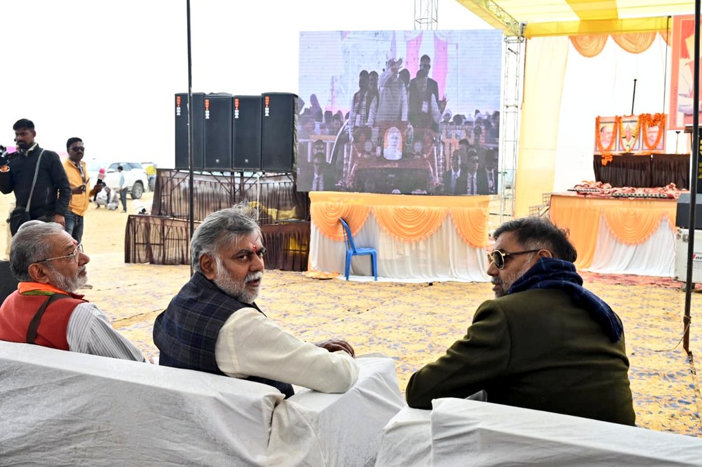 prahladspatel's tweet photo. मा. प्रधानमंत्री श्री @narendramodi जी द्वारा झाबुआ जिले में 'जनजातीय महासभा' में विभिन्न परियोजनाओं के शिलान्यास, लोकार्पण और संबोधन कार्यक्रम को नरसिंहपुर जिले के पी एम जनमन योजना अंतर्गत चिन्हित भारिया समाज बाहुल्य ग्राम पिपरहा में स्थानीय लोगों के साथ लाइव देखा।
@BJP4MP https://t.co/gB0GFDfMSo