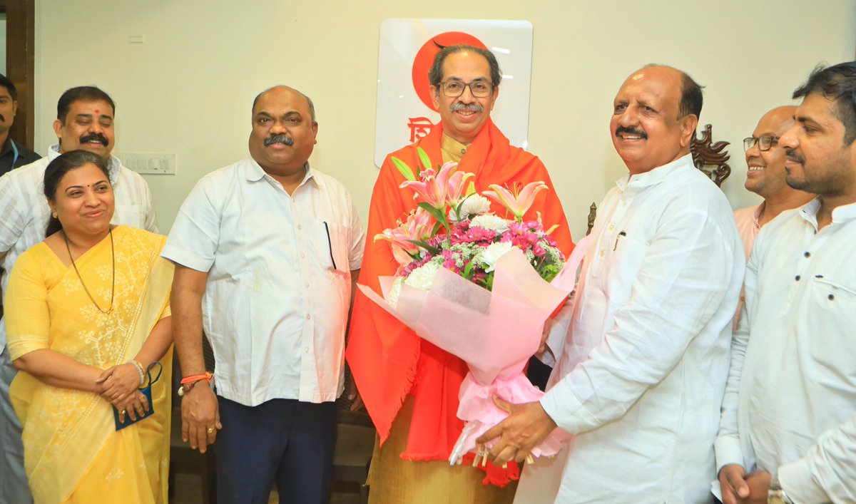 SaamanaOnline's tweet photo. भाजपचे माजी मुंबई उपाध्यक्ष दिलीप माने यांनी आपल्या कार्यकर्त्यांसह आज शिवसेना(उद्धव बाळासाहेब ठाकरे) पक्षात प्रवेश केला. यावेळी पक्षप्रमुख उद्धव ठाकरे यांनी शिवबंधन बांधून दिलीप माने यांचे स्वागत केले.

#SaamanaOnline #UddhavThackeray #DilipMane https://t.co/F2jE4eZUJM