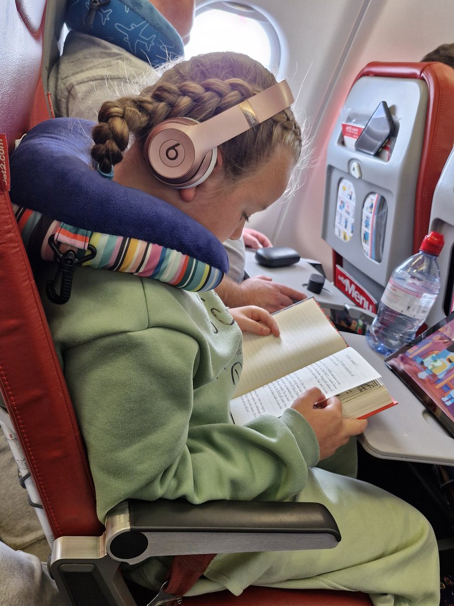 staceyturner667's tweet photo. Our very own book worm. Loves a good book this one 🥰📚
@Hoollddeenn @Inspire_Ashton @Inspired_ToRead https://t.co/OEUJBCFAOw