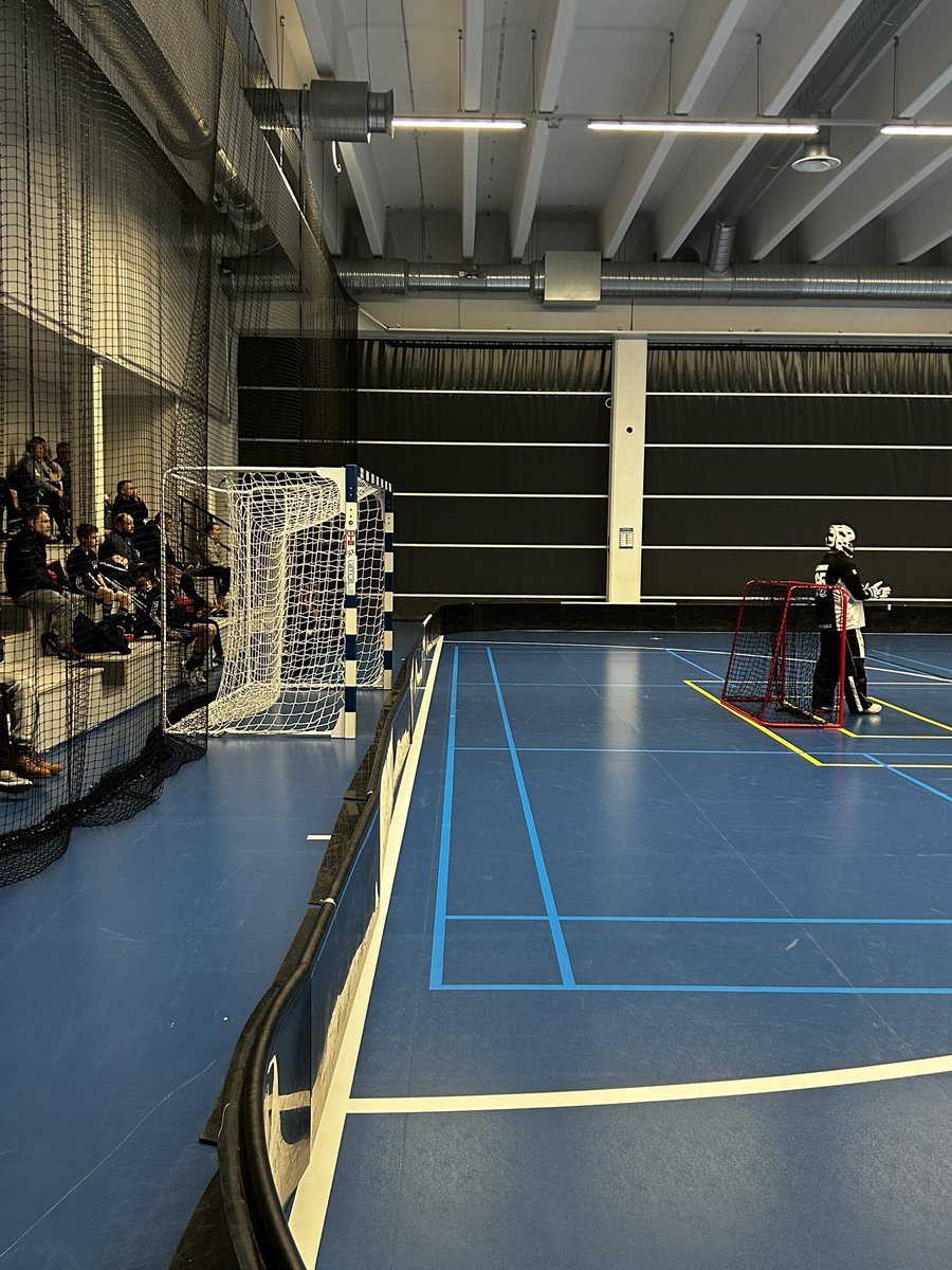 Paljon puhutaan turvallisuudesta. Kiinteitä seiniä on hankala siirtää, mutta onhan tämä paljon myös ihan aikuisten viitsimisestä kiinni. #salibandy