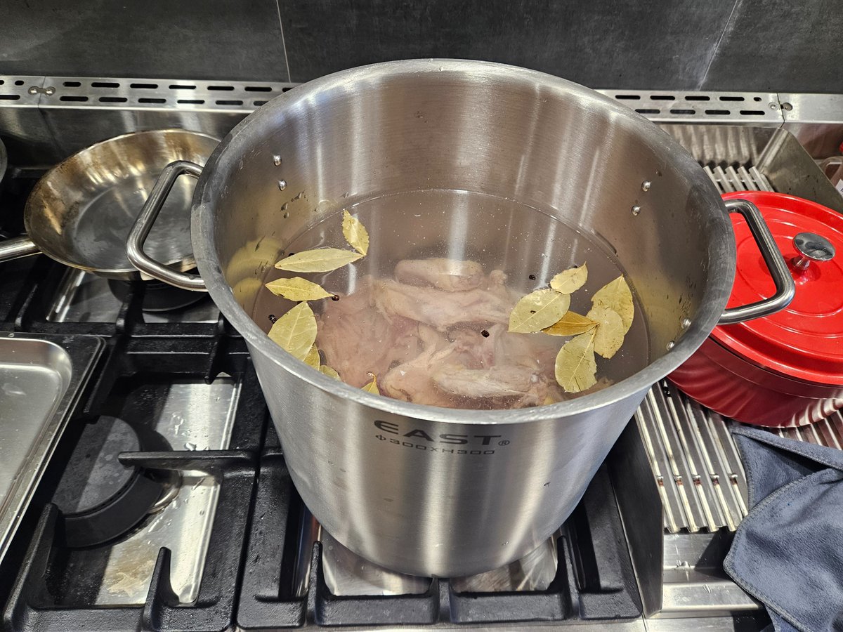 TrngQucDng3's tweet image. Khai lửa Talica Kitchenlab đầu năm mới
Nấu nồi nước dùng gà để mai làm Gravy Sauce
#kitchenlab #hiddenkitchen