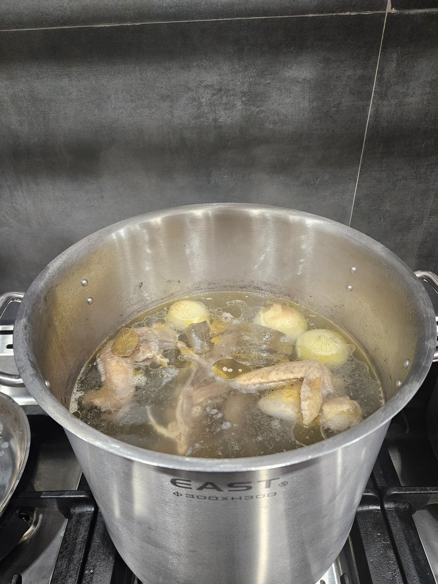 TrngQucDng3's tweet image. Khai lửa Talica Kitchenlab đầu năm mới
Nấu nồi nước dùng gà để mai làm Gravy Sauce
#kitchenlab #hiddenkitchen