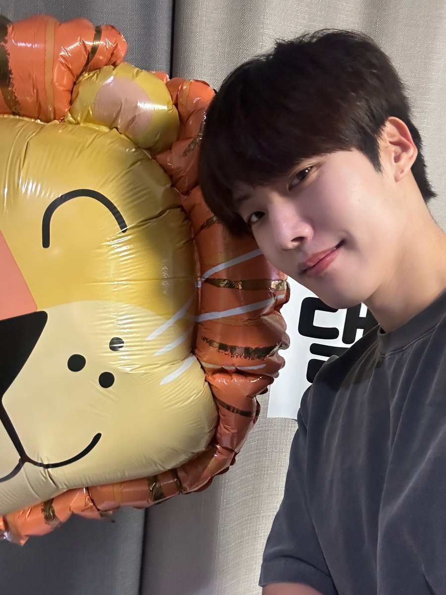 GoldenChild's tweet photo. [📸] 240211 #HAPPYDAEYEOLDAY

🎉HAPPY DAEYEOL DAY🦁🎉
언제나 든든한 우리 리더 댈찌✨
축하해준 니스들 모두 감사하고 사랑합니다💝

#GoldenChild #골든차일드 #GNCD
#이대열 #LEEDAEYEOL #해피대열데이 https://t.co/eIqc75hO0v