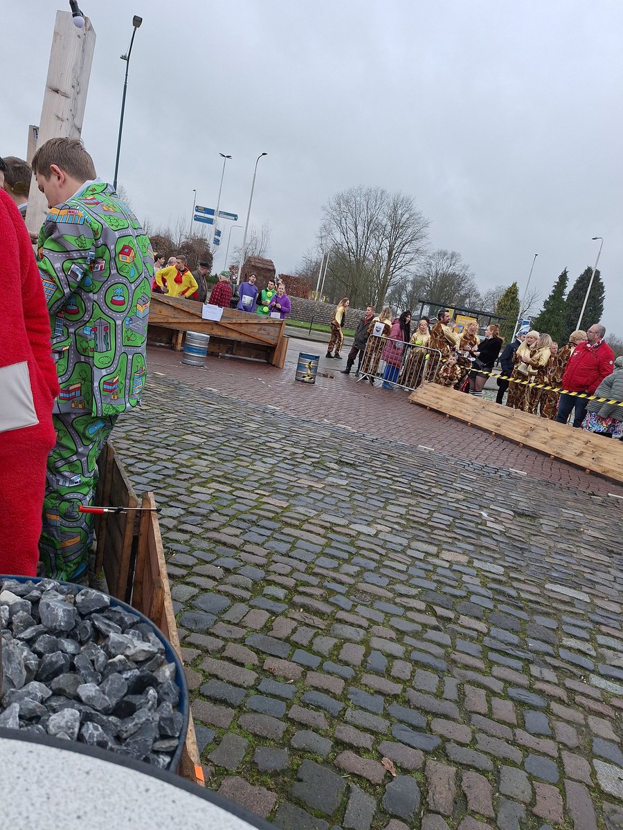 fustenrollen's tweet photo. Halve finales staan op het punt van beginnen. Het gaat hard. Ze zien los #Carnaval2024 #fijnfisjenie #metworst https://t.co/rbC9EShafh