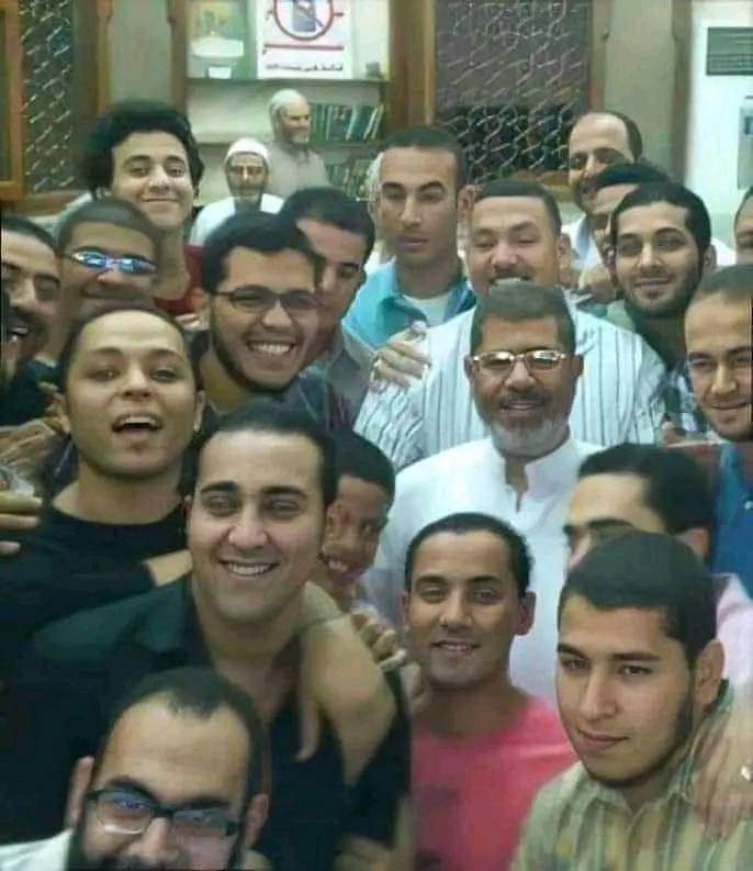 ghost_girl2023's tweet photo. بعد ثورة 25 يناير كان بإمكانك أن تذهب للمسجد تُصلي الفجر فتجد الرئيس هو الإمام 💔 https://t.co/R0IpMN8V8z
