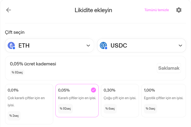alamaluu's tweet photo. 🚨 Konstantre Likidite Rehberi: 🧵👇🏻📚

✨ Selam arkadaşlar! Bu rehber ile likidite sağlayıcılığı hakkında merak her şeyi aydınlatmayı ve daha da önemlisi, konsantre likidite sağlayarak nasıl para kazanabileceğinizi öğreteceğim. İlk adımda likidite sağlayıcılığının temellerini kısaca ele alacak, ardından konsantre likidite sağlayıcılığını kapsamlı bir şekilde sizlere anlatacağım. Uzun bir tweet olacak, hazır olun başlıyoruz!

1) İlk olarak likidite sağlayıcılığı nedir? 💰⚖💰
Bu noktada rehberi okuyan herkesin merkeziyetsiz borsaların (DEX) ne olduğunu bildiğini ve kullandıklarını varsayarak ilerliyorum. Bildiğiniz üzere DEX’lerde bizler elimizdeki tokenları başka tokenlar ile takas edebiliyoruz. İşte bu noktada takas işleminin gerçekleşmesine olanak tanıyan şey, takas edeceğiniz varlıkların likidite havuzlarına sahip olmasıdır. Likidite havuzlarında, iki varlık (Balancer kullanıyorsanız ikiden fazla olabilir) piyasada o tokenlara sahip kullanıcılar tarafından likidite havuzuna eklenir ve böylece diğer kullanıcıların da ellerindeki varlıkları bu havuzları kullanarak takas etmesine imkan tanır. Daha basit cümle; likidite sağlayıcıları, ellerindeki varlıkları likidite havuzlarına ekleyerek diğer kullanıcılar bunları takas edebilmelerini sağlarlar. Fakat likidite sağlamanın da göz ardı edilmemesi gereken riskleri vardır, bunlara da en sonda değineceğim.

2) Peki likidite sağlayıcılarının bu durumdaki çıkarı nedir? 📈
Likidite sağlayıcıları, likidite sağladıkları havuzda gerçekleştirilen işlemlerden komisyon alırlar. Bu oran Uniswap v2 forklarında genellikle %0.3’dür. Fakat Uniswap’ta artık konsantre likidite ekleyeceğimiz zaman havuza eklenecek varlıklar için farklı komisyon oranları belirlemek mümkün, genel olarak USDC/USDT veya ETH/USDC havuzları %0.01 gibi düşük bir komisyon oranıyla karşımıza çıkarken shitcoin havuzlarında likidite sağlayıcıları doğal olarak daha yüksek komisyonlar almayı tercih ederler. Neden doğal olarak diyorum? Bu durum basit bir temele dayanıyor, kullanıcılar büyük ihtimalle en çok ETH, USDC veya USDT ile swap yaparlar ve yüksek komisyonlu havuzları tercih etmezler, diğer yandan aşağıda Uniswap v3 ekran görüntüsünde görebildiğiniz %1 komisyon oranı “egzotik çiftler” için en iyisi olarak sınıflandırılmış, kısacası genellikle büyük risk içeren shitcoinlerde likidite sağlayıcıları risklerini azaltmak için daha yüksek komisyon almayı tercih etmeli, bir tokenın hacmi ve göreceli olarak güvenilirliği ne kadar artarsa zaman içerisinde daha düşük komisyon oranlı havuzların yaygınlaşacağını varsayabiliriz.

3) Geleneksek DEX'ler vs Konsantre Likidite Sağlayıcılığı (Uni v3 / Trader Joe / Meteora DLMM)
Şimdi arkadaşlar her şeyin açıklığa kavuşacağı noktaya geliyoruz. “Konsantre likidite”nin de adından anlaşılacağı üzere, sizler konsantre likidite eklediğiniz zaman sadece belirli bir fiyat aralığına likidite eklersiniz. Bu durum özünde Uni v2 forklarında (bundan sonra uni v2 forku yazmak yerine geleneksel dex diyeceğim) likidite sağlamanın verimsizliğinin önüne geçer ve sizler eklediğiniz likiditeyi daha verimli kullanarak daha çok işlem ücreti (komisyon) kazanırsınız. Şimdi aşağıdaki görsellere bakarak şunu görebilirsiniz, geleneksel DEX’lerde eklediğiniz likiditeyi sonsuz bir fiyat eğrisi üzerine eklersiniz. Fakat öbür tarafta ise bu sonsuz eğri üzerindeki dar bir aralığa likidite eklemiş olursunuz.

Şimdi size burada işlem ücretlerinin daha fazla olduğunu anlamanız için basit bir açıklama görseli iliştirecek ve abartıya kaçarak bu örnekleri anlamanızı sağlayacağım. Geleneksel DEX’ler üzerinde her kullanıcı aynı sonsuz fiyat eğrisi üzerine likidite eklediği için DEX üzerinde yapılan takas işlemlerinden herkes havuza eklediği likidite oranınca işlem ücreti kazanır.

Örnek: Geleneksel bir DEX’in likidite havuzunda belirli bir süre sonunda likidite sağlayıcıları 1000$ işlem ücreti topladı, senin ise havuzdaki toplam likiditeki payın havuzun yalnızca %1’i. Öyleyse bu pozisyondan 10$ kazanacağını söyleyebiliriz.

(Örneklerin çok daha anlaşılır olması için hep USDC çiftleri üzerinden anlatacağım)

Konsantre likidite de ise durum biraz daha farklı çünkü vurguladığımız gibi bu modelde her kullanıcı istediği aralığa likidite ekleyebiliyor. Bu durumda sizin likidite ekleyerek işlem ücreti kazanmanız için gereken koşul nedir? Sizin likiditeniz kullanılarak takas işlemlerinin gerçekleştirilmesi. Konsantre likidite ile işlem ücreti kazanmak istiyorsanız havuza eklediğiniz varlığın piyasa fiyatının sizin belirlediğiniz aralığın içerisinde bulunması gerekiyor. Eğer fiyat sizin belirlediğiniz aralığının dışında ise işlem ücreti kazanamazsınız.

Örnek 2: ETH/USDC havuzuna konsantre likidite eklediniz ve şuan 1 Ether’in fiyatı 2000$ diyelim. Sizin belirlediğiniz aralık ise (2900$,3000$) idi. Bu durumda piyasa fiyatı sizin aralığınız dışarısında olduğu için işlem ücreti kazanmayacaksınız.

Örnek 3: SOL/USDC havuzuna konsantre likidite eklediniz, şuan 1 SOL 100$ olsun. Sizin aralığınız ise (90$,110$) bu durumda ise SOL fiyatı aralıktan çıkana dek işlem ücreti kazanacaksınız.

Konsantre likiditenin fiyat aralıklarında nasıl çalıştığını anladıysak bu sistemin nasıl işlediğine dair son bir şey daha anlatıp uygulama yöntemlerine geçeceğim. Şimdi, varsayalım ki Ethereum’un piyasa fiyatı 3000$ olsun ve biz (2000$,4000$) aralığına likidite ekledik diyelim. Bu durumda havuza eklediğimiz likidite şu şekilde olacak:

❗ Bizim seçtiğimiz aralık (2000$,4000$)❗
(2000$,3000$) aralığına USDC, (3000$,4000$) aralığına Ether eklemiş olacaksınız. Bu durumda da Ether fiyatı yükselir ise ağdaki kullanıcılar sizin (3000$,4000$) aralığına koyduğunuz Ether’leri satın alacak, karşılığında ise size USDC verecek. Diğer senaryoda ise Ether fiyatı düşüyorsa kullanıcılar ellerindeki Ether’i sizin (2000$,3000$) aralığına eklediğiniz USDC’ye karşılık satıyor olacak. 
Yani basitçe bakarsanız sizin (2000$,4000$) aralığına eklediğiniz likidite şu demektir: “Ben Ether’lerimi (3000$,4000$) aralığında satmak ve (2000$,3000$) aralığında da Ether almak istiyorum.” 

İşin sonunda Ether fiyatı 4000$ ve üzerine çıkarsa elinizde, likidite eklediğiniz tüm Ether’leri satmış olacağınız için, USDC kalacaktır. Ether fiyatının 2000$ ve altına düştüğü durumda ise elinizde likidite eklediğiniz tüm USDC’ler ile Ether aldığınız için Ether kalacaktır.

4) Konsantre Likidite Stratejileri ♟🤔
Şimdi konsantre likidite sağlamanın ana mantığını ve koşullarını anladığımızı varsayıyorum. Gelin bunu pratikte nasıl kullanabilirsiniz ona bakalım. Özellike Trader Joe’nun geliştirdiği likidite defteri modelinin sunduğu esneklik sayesinde TJ’de ve Meteora’da çeşitli stratejiler uygulayabiliyoruz. Bu olasılıkların oluşmasının ana nedeni ise TJ ve Meteora’da eklediğiniz likiditenin, aralık içerisinde hangi bölgede yoğunlaşacağını ayarlayabiliyor olmanız.

Neler yapabileceğimiz dair birkaç örnek: 👇🏻

→Tek taraflı likidite eklemek: 🟡⚖❌
— Kademeli alım:
Eğer siz istediğiniz bir tokenin fiyatı düştüğünde alıp biriktirmek istiyorsanız piyasaya fiyatının altına yalnızca USDC ekleyerek fiyat düştükçe otomatik olarak bunu gerçekleştirebilirsiniz.

— Kademeli satış:
Eğer siz elinizdeki bir tokeni artık kademeli olarak satıp kârınızı realize etmek istiyorsanız, onu piyasa fiyatının üstünde bir aralığa likidite ekleyerek fiyat arttıkça bu tokeni kademeli satarak USDC elde edebilirsiniz.

→ Çift taraflı likidite eklemek: 🟡⚖🟡
Çift taraflı likidite eklemek genellikle kullanıcıların işlem ücretleri toplayarak yield (getiri) elde etmeye yöneldiği bir yöntem ve diğer stratejileri yönetmekten biraz daha zor. Aslen yukarıda bahsettiğim tek taraflı likiditeleri birleştirmiş oluyoruz fakat bu pozisyonlar aktif olarak kontrol edilmeliler. TJ ve Meteora’da çift taraflı likidite ekleyecekken 3 farklı dağılım şekliyle karşılaşıyoruz. 

👉🏻 Spot: Likidite seçtiğiniz aralık üzerinde eşit bir likidite dağılımı sağlar. Bu, likiditenizin eşit bir şekilde yayıldığı ve çoğu koşul ve token için geçerli bir stratejidir.
👉🏻 Curve: Likiditenizin çoğunu seçilen aralığınızın merkezi etrafında odaklar. Böylece verimliliğinizi en üst düzeye çıkarabilirsiniz. Genellikle volatilitesi düşük sahip çiftler için uygundur.
👉🏻 Bid Ask: Likiditenizin çoğunu seçtiğiniz aralığın her iki ucuna ağırlıklı olarak dağıtır. Diğer dağılımlar gibi genel kullanımdan öte sıradışı hareketleri yakalayabilmek veya oldukça volatil çiftlerde kullanılabilir.

5) Likidite Sağlamanın Riskleri 
İlk olarak en barizi, akıllı kontrat riski. Kullandığınız protokollerin kodlarında sorun varsa bunu hacklenene kadar bilemeyeceğiz. Ardından “Impermanent Loss (IL) yani geçici kayıp” geliyor fakat IL’den önce konsantre likidite sağlayacaksanız şunu da asla unutmamalısınız. Konsantre likidite pozisyonları biraz kafada kurgulanarak oluşturulmalı ve aktif takip edilmelidir, çünkü eğer fiyat sizin aralığınız dışarısında kalırsa hem işlem ücreti kazanamazsınız hem de daha kötüsü elinizde bir avuç işe yaramaz tokenlar ile kalabilirsiniz. O yüzden konsantre likidite sağladığınız pozisyonları asla unutmamalı, kontrol etmelisiniz.

Son konu ise Impermanent Loss (IL) 🧨
Kısaca, bazen likidite eklemek yerine o tokenları yalnızca tutmanız likidite sağlamaktan daha karlı olabilir.

“Örnek: Zafer, bir likidite havuzuna 1 ETH ve 100 DAI yatırır. Geleneksel DEX’te yatırılan token çifti birbirine eşit değerde olmalıdır. Bu da yatırma işleminin yapıldığı zamanda 1 ETH’nin fiyatının 100 DAI ve Zafer’in yatırdığı tutarın 200 dolar olduğu anlamına gelir. Ayrıca havuzda toplam 10 ETH ve 1.000 DAI varsa, Zafer’in havuzdaki payı %10'dur ve toplam likidite k olsun . ETH fiyatının 400 DAI’ye yükseldiği durumda. Bu olurken arbitraj yapanlar, oran güncel fiyatı yansıtana kadar havuza DAI ekler ve havuzdan ETH çıkarır. Havuzdaki likidite sabit kalsa da havuzun içindeki varlıkların oranı değişmiştir. Artık havuzda, arbitraj yapanlar sayesinde 5 ETH ve 2.000 DAI vardır. Zafer, varlıklarını çekmeye karar verir. Sonuç olarak, toplam 400 dolar değerinde 0,5 ETH ve 200 DAI çekebilir. Zafer’in yatırdığı varlıkların baştaki değeri 200 dolar iken artık 400 dolardır fakat Zafer, fonlarını likidite havuzuna yatırmak yerine cüzdanında tutsaydı daha karlı olacaktı. Çünkü başlangıçta yatırdığı 1 ETH ve 100 DAI güncel olarak 500 dolar değerindeyken, Zafer’in şu an elindeki 0.5 ETH ve 200 DAI 400 dolar değerindedir. İşte bu duruma impermanent loss denir.” (bu alıntı İTÜ Blockchain’de yazdığımız DeFi’a Giriş makalesine ait)

Arkadaşlar, buraya kadar elimden geldiğince sizlere konsantre likidite kavramını ve likidite sağlayıcılığını ve konsantre likiditeyi nasıl kullanabileceğinizi anlatmaya çalıştım. Umarım açıklayıcı olmuştur. 

Beğendiyseniz lütfen beni takip etmeyi ve RT atmayı unutmayın. Sorularınızı da yazmaktan lütfen çekinmeyin 🙏🏻