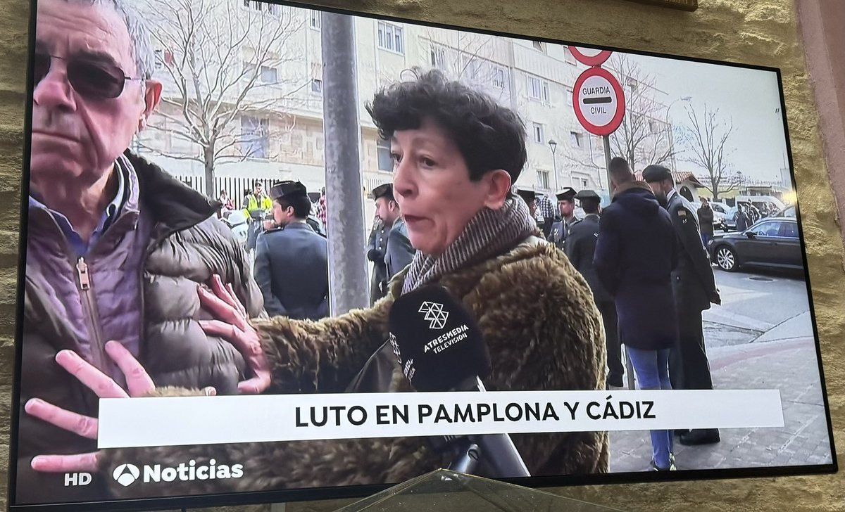 Lola_Chaves's tweet image. Vergonzoso que una televisión nacional @antena3com @A3Noticias justifique la negativa de la viuda de uno de los guardias civiles asesinados a que lo condecore el ministro del Interior “por un ataque de locura”. 

Lo de que las #mujeres estamos #locas está muy visto + rigor 🙏🏻