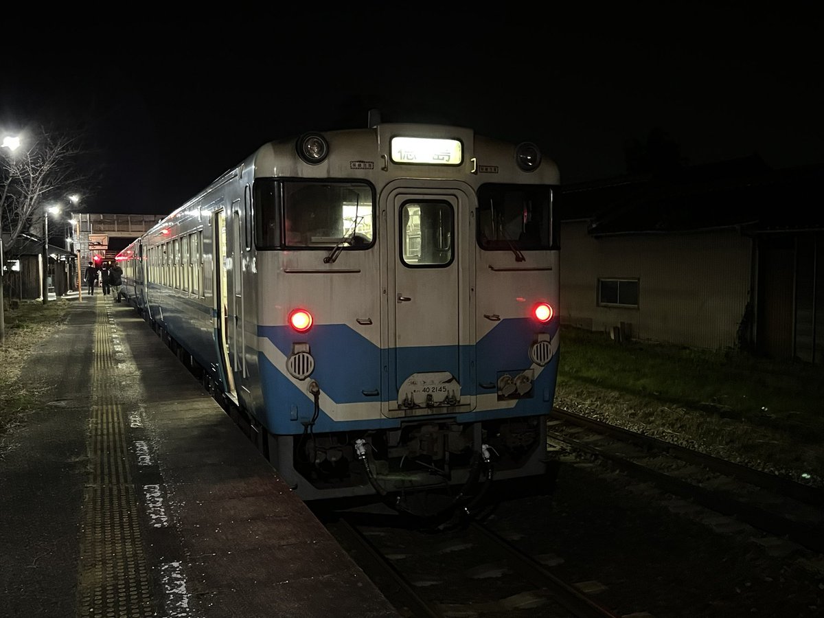 222tamatama's tweet photo. 高松1833発徳島（2111着） #361D 普通列車で終点徳島まで向かってます😊
徳島方からキハ47 177＋キハ47 112＋キハ40 2145です😄
 讃岐相生から大坂峠を原型エンジンを唸らせながら越えて徳島県に入りました😊
謎の⛩️がある坂東で7分停車です😅
#国鉄型車両
#キハ47
#キハ40 https://t.co/c2MKBf7saT