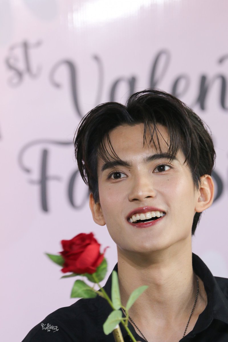 ffforfirst_'s tweet image. ให้ดอกไม้แบบคนหล่อเท่ ❌️
ให้ดอกไม้แบบมองบน ✅️✅️✅️✅️

#1stVDayFanSign
#First_chalongrat
#รักแรกของเฟริสท์
#FirstLoveisU