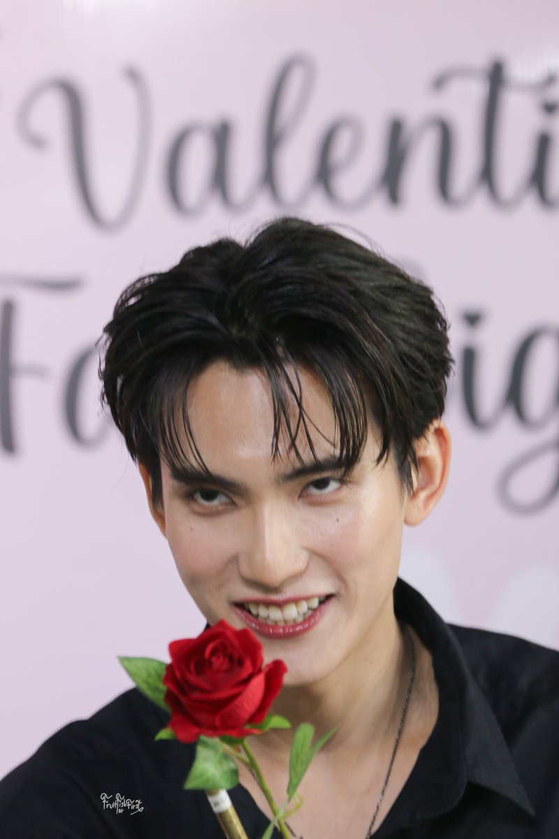 ffforfirst_'s tweet image. ให้ดอกไม้แบบคนหล่อเท่ ❌️
ให้ดอกไม้แบบมองบน ✅️✅️✅️✅️

#1stVDayFanSign
#First_chalongrat
#รักแรกของเฟริสท์
#FirstLoveisU