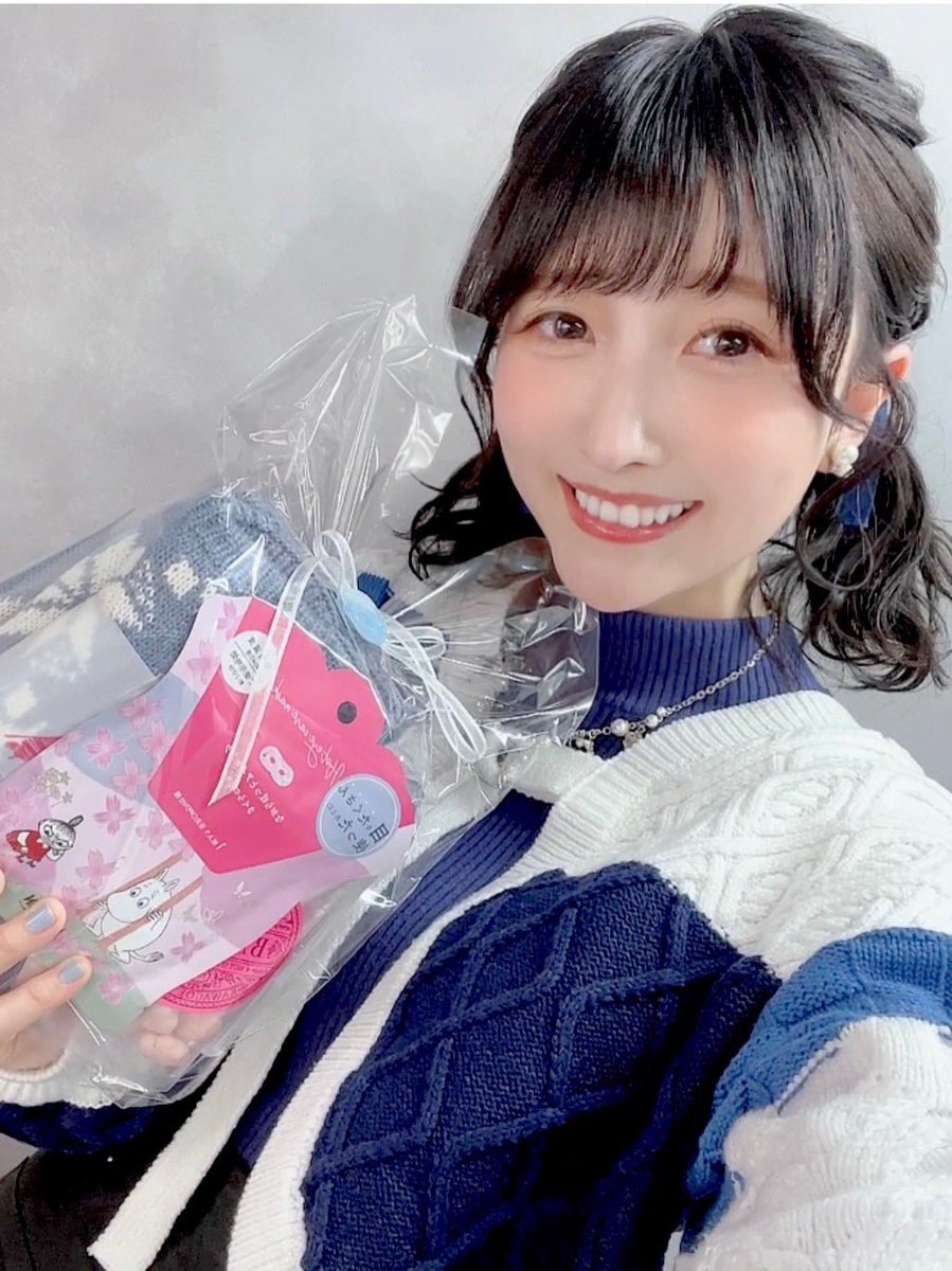 eriii_musicinfo's tweet photo. 本日は #LIVEBubble
コメンタリーイベントでした🥳🫧

楽曲の裏話や
みなさんへの想いを語りつつ、
小島さんと和気藹々とお届けしましたが
楽しんでいただけましたでしょうか？

そして相変わらず包容力たっぷりな
小島さんからプレゼントまでいただいて😭💞
幸せ！大切に大切にしますっ🎁 https://t.co/J4Ilw2fNBo