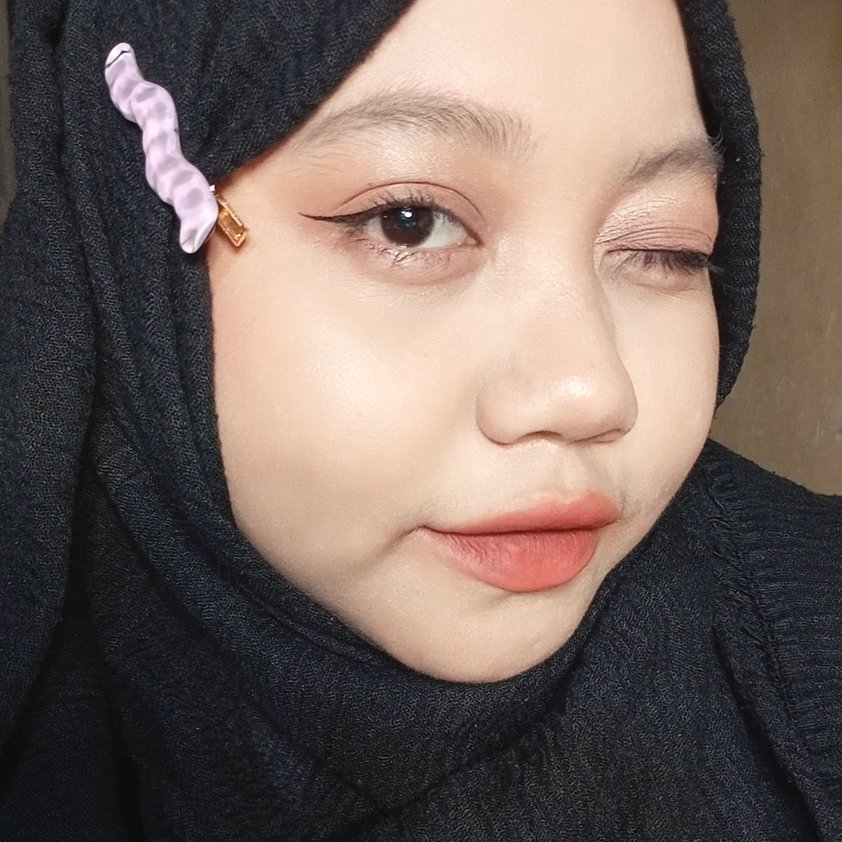hlogwarts's tweet photo. Pake lippies apa hari ini, Hibs?!

Hari ini lagi mood pake lipstick yang finishnya matte, shadenya merah menyala tapi bikin muka keliatan lebih cerah! https://t.co/ooPgbpVvCE