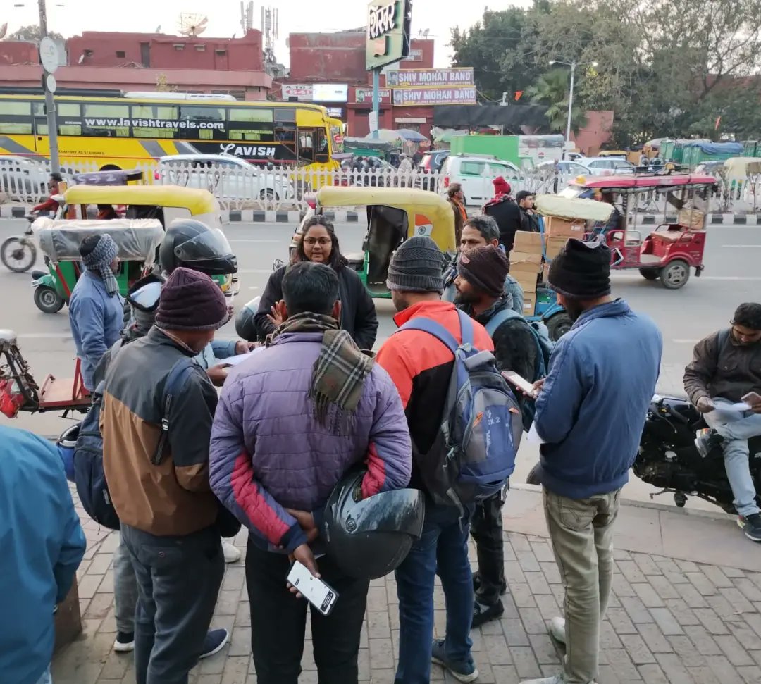 ake_union's tweet photo. लाल क़िला में पोर्टर ऐप के साथियों के साथ मीटिंग करी गई एवं ऐप वार्कर्स के संघर्ष को मज़बूती देने का संकल्प लिया गया।

@AICCTUhq @AICCTU_tweets 

#Porter #Gigworkers #deliveryworker #unionise  #appbasedworkers https://t.co/8jZqxGMzOi