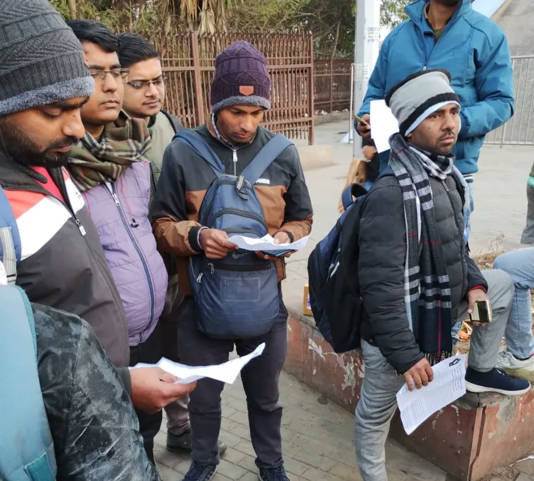 ake_union's tweet photo. लाल क़िला में पोर्टर ऐप के साथियों के साथ मीटिंग करी गई एवं ऐप वार्कर्स के संघर्ष को मज़बूती देने का संकल्प लिया गया।

@AICCTUhq @AICCTU_tweets 

#Porter #Gigworkers #deliveryworker #unionise  #appbasedworkers https://t.co/8jZqxGMzOi