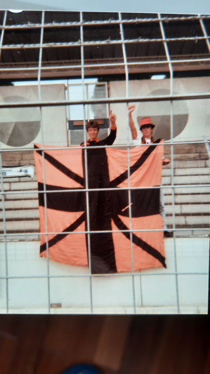 stephStrasbourg's tweet photo. @Enzo_Fdsl BRAVO les gars!!! 40 ans entre ces 2 photos, et déjà le drapeau Tango façon British!! On avait passé un temps fou avec @KopTango à le coudre chez ma grand mère à Chiot!! Les rémois nous l'ont arraché et brûlé lors d'un Reims-Laval Mai 1987 #TangoForEver #AllezLaval @EnglishStade https://t.co/ASKveE4vyD