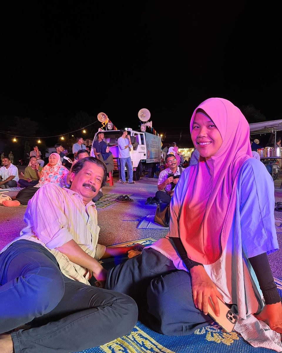 sharifahamani's tweet photo. Tengs for watching #LaLunaTheMovie on Netflix gais. Much love from penduduk kampung Bras Basah 💞 https://t.co/GUQQTCzFmV
