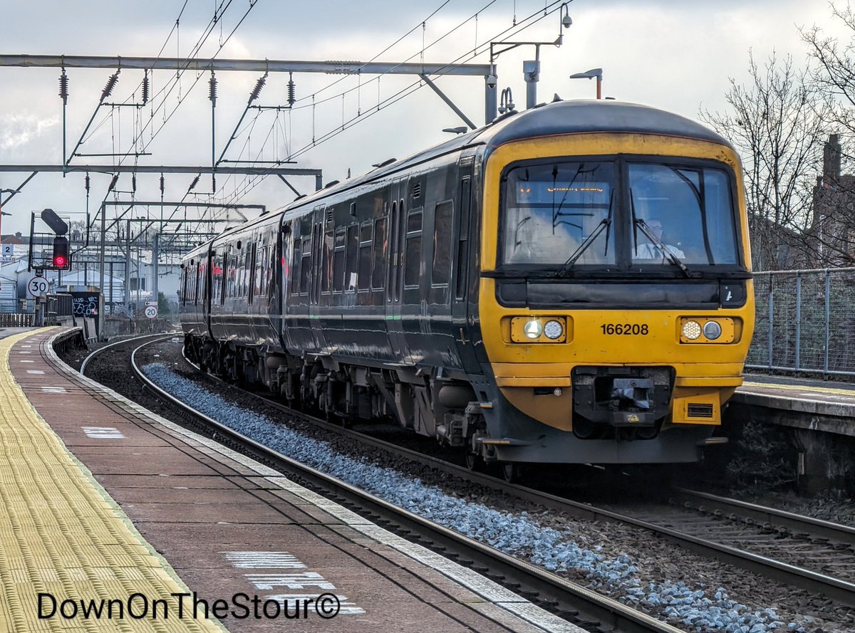 DownOnTheStour's tweet photo. Great Western Railway on West Midlands Railway π€―
166208 passes Aston on a run from Bristol Phillips Marsh to Doncaster Works πΈ
#DOTS #railwayphotography #trainphotography #class166 #GWR #networkerturbo https://t.co/uuzziz2i9Q
