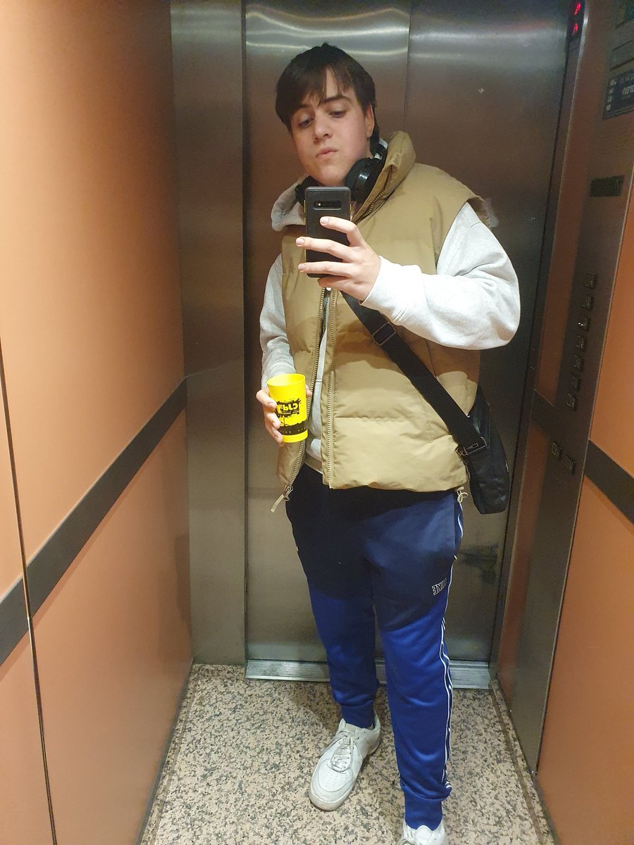 Palelo13's tweet photo. Higlights de mi noche de ayer pero solo contando el momento entre que entré al ascensor de mi casa y me fuÍ a dormir
1.Outfit de mezcla de personalidades causado por que no me fui de fiesta
2. Hacer esquema de posible proyecto de TFG
3. Ponerme a ver las últimas 4 peleas de volka https://t.co/Xg4BZ0bBb5