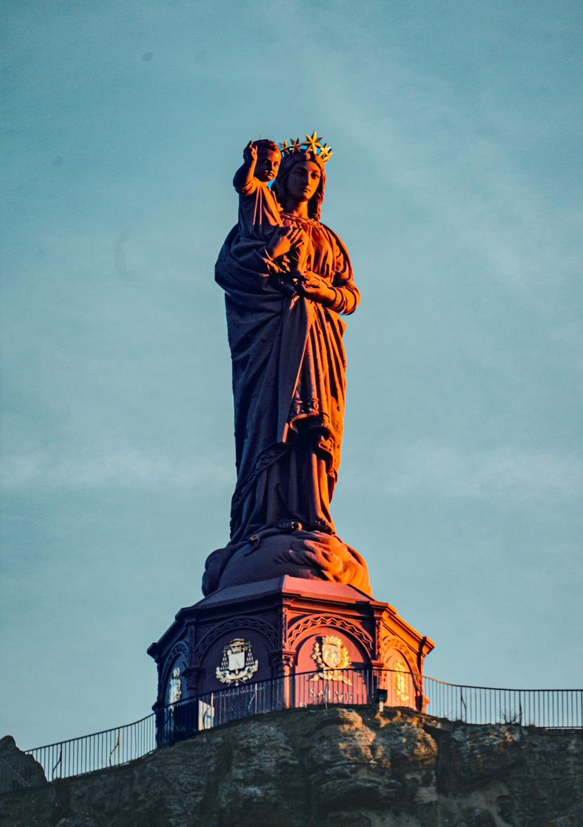 Rayon de soleil sur Notre Dame du Puy-en-Velay. Monument accessible pour les #vacances  de #fevrier #lepuyenvelay