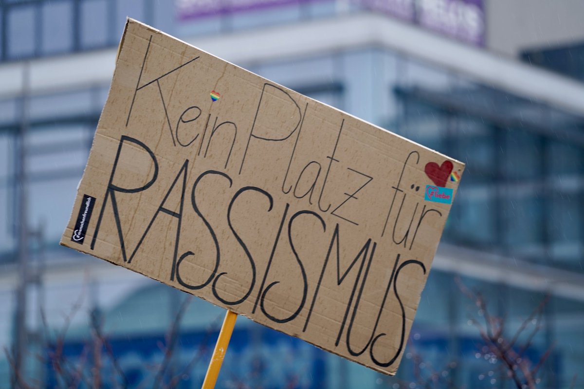Die Demonstration gegen Neonazis am Hauptbahnhof setzt sich in Bewegung. #DresdenWidersetzen #DD1102 #13feb