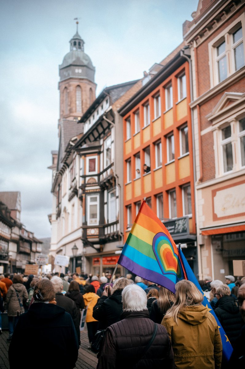 #ein1002 Fotos der Demo gegen rechts in #Einbeck.

spieker-fotografie.de/demo-gegen-rec…