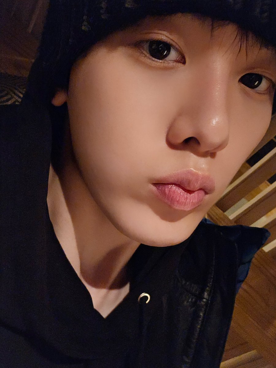 offclASTRO's tweet photo. 로하 저는 오늘 2회 공연도 잘하고왔어요😁이제 밥먹으러가야지~~~로하도 저녁 안챙겨먹었으면 얼른먹어요💜
きょうも きてくださって ありがとうございます
おいしいごはんだべにいこう!!! https://t.co/Pj0TNthogA