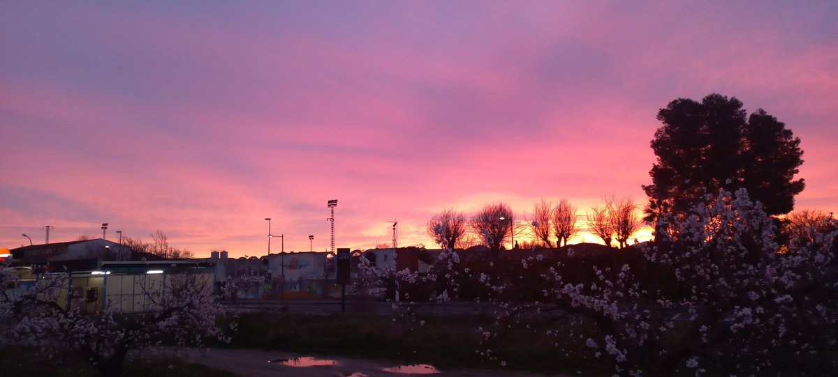 JoseAngelTL's tweet photo. Amanecer en Villaconejos (Madrid) con candilazo con @tiempobrasero @HimarGonzalez https://t.co/uC9iSLSW8j