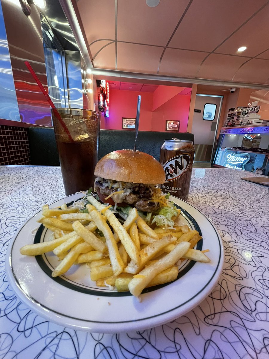 Hongo1999's tweet photo. アメリカン🇺🇸ダイナーでハンバーガー🍔 https://t.co/Tsbcdv96lZ