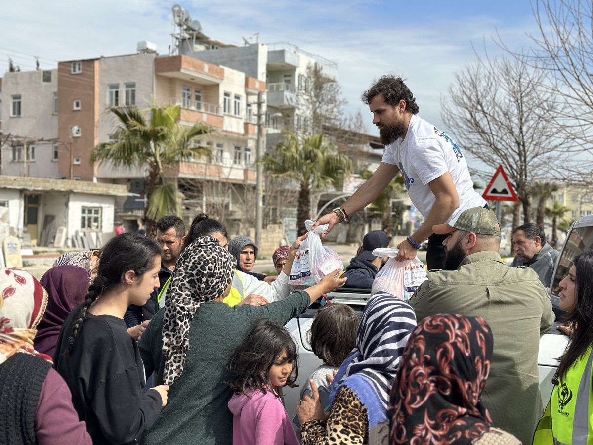 Khalsa_Aid's tweet photo. Our Aid Coordinator, Giacomo, in #Turkey last February to assist communities impacted by the devastating #earthquake. #KhalsaAid provided hot meals, warm blankets, hygiene and dignity packs, as well as food rations to those in need. #HumanitarianAid #ServingHumanity https://t.co/jxGfEpHuYu
