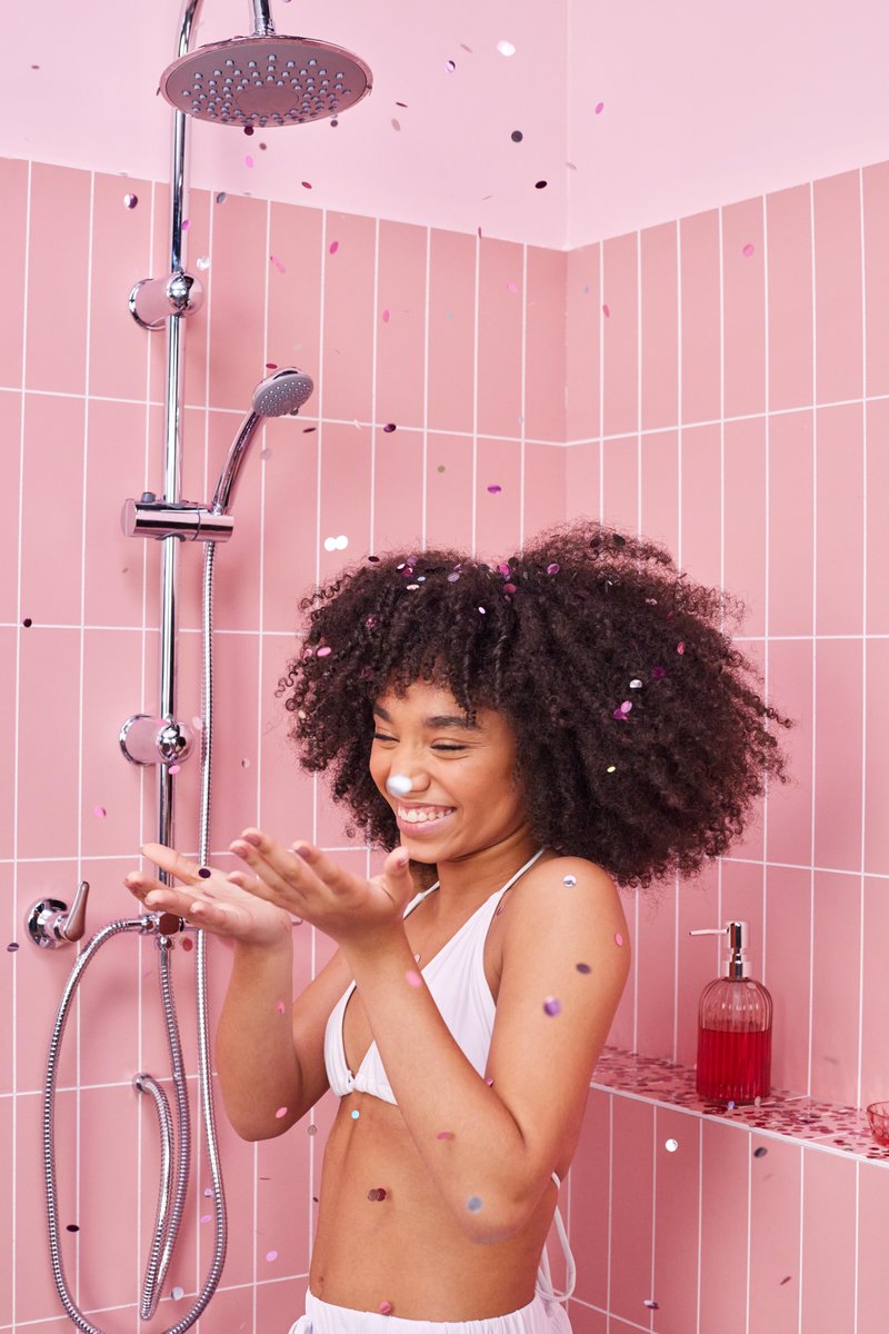 Nesse carnaval, enquanto o corpo brilha com purpurina, os cabelos vão reluzir com o Ultra Gloss do novo Elseve Glycolic Gloss! ✨🎉 Deixe seus fios radiantes e cheios de vida para arrasar nos dias de folia. 💃💫

#lorealparis #elseve #lorealparishaircare #glycolicgloss