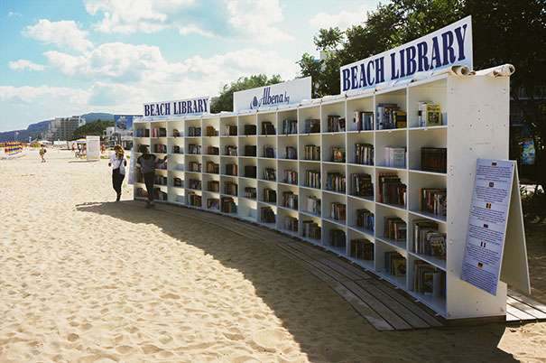 atpearthkeeper's tweet photo. This is in Albena. Talk about easy access to a "beach read"! Who else loves this? 
#childrensbooks #booklovers #bookworms #reading #readingcommunity #writingcommunity #books #library #outdoorlibrary #beachreading #librarians #libraries #SundayFunday https://t.co/6X6tJhdKav
