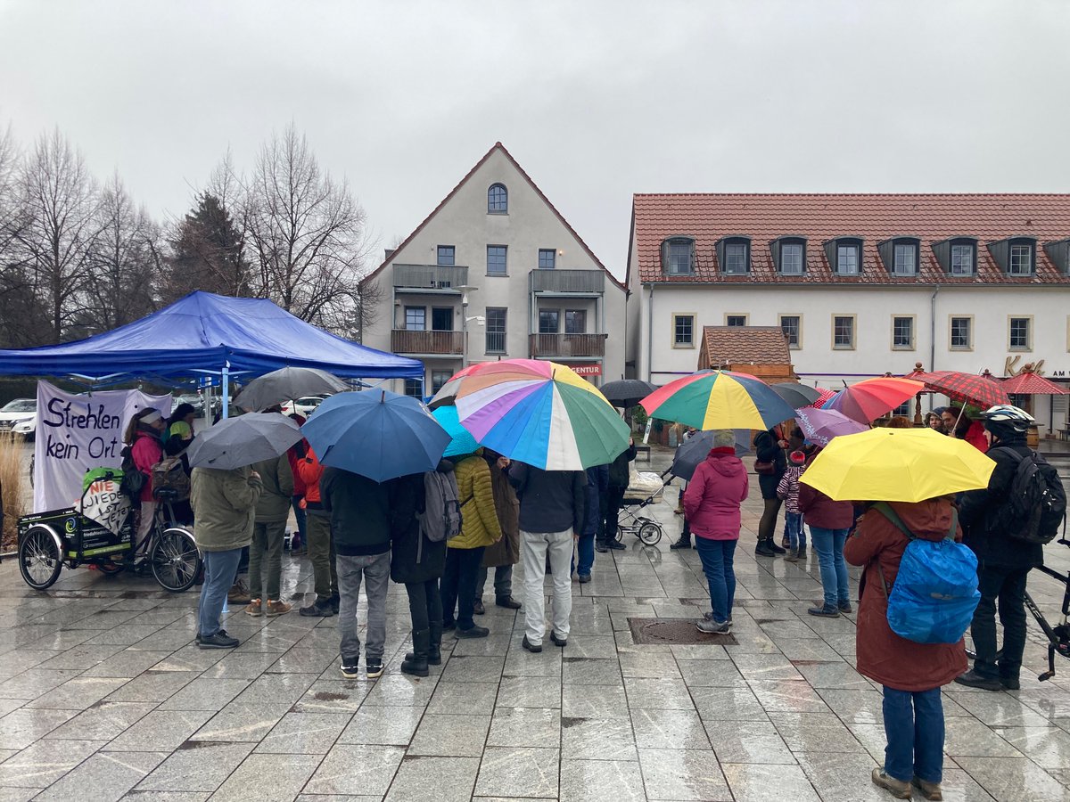 der_wolf_aus_dd's tweet photo. 13:00 Nachbarschaftsdemo gegen #Nazis eröffnet am Wasaplatz in #Strehlen mit 50 Menschen und wird demnächst zum Lennéplatz an die vorauss. Aufzugsstrecke der Nazis aufbrechen. #dd1102 https://t.co/R7CT6VoWr9