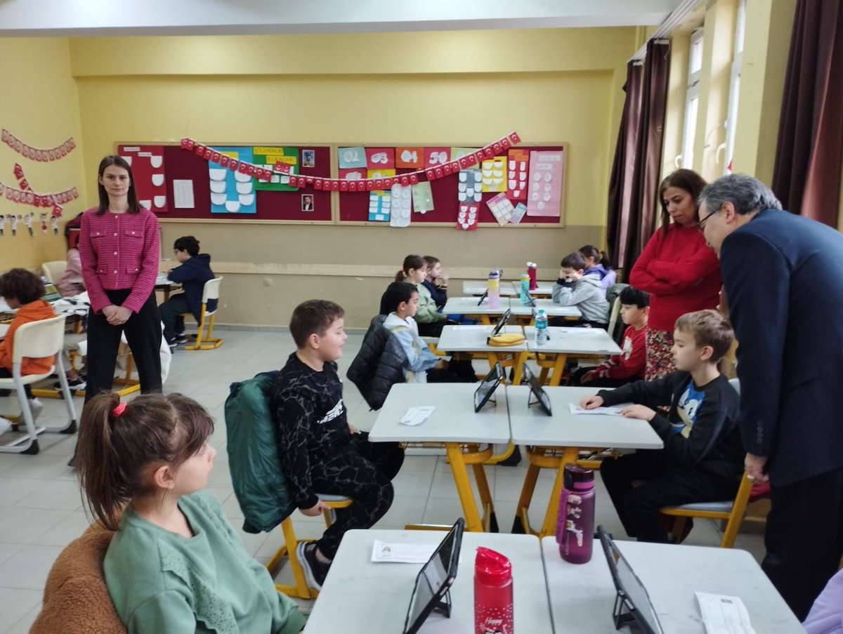 Edirne_MEM's tweet photo. Bilim ve Sanat Merkezi 2024 Ön Değerlendirme Uygulamaları Başladı.

İl MEM Sayın Dr. Önder Arpacı, uygulama öncesinde öğrencilerimizle ve velilerimizle bir araya geldi.

Haber 👉🏻 https://t.co/tY0dxwdMr7

@tcmeb @BilsemMeb @edirne_valiligi @Dr_Onderarpaci @edirnebilsem https://t.co/ibgeQjnnLm