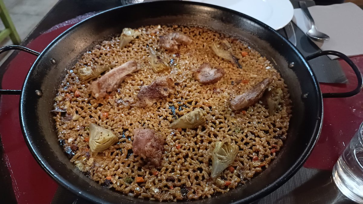 PepGranellTrave's tweet photo. El otro día comiendo con @_pacobg nos sacaron este arrozaco de capa fina🤤😉👌
Costilla adobada y Alcachofas 🐷💚
#restaurant El Cau #almemara
#RestaurantLife #restaurantes #comer #gastrolovers #cuisine #gastronomía #arroz #Domingo #cuinavalenciana #arrossos #arrocito #menjar https://t.co/WxJylZK1AX