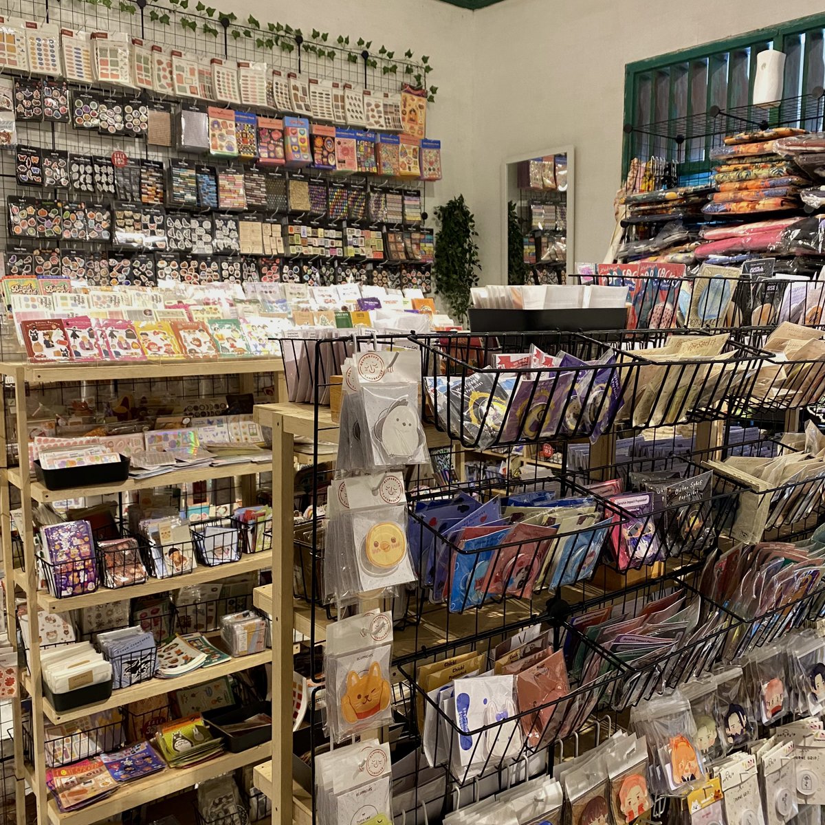 yearendsale_'s tweet photo. yang suka jajan printilan lucuk, ini surga banget sih. bakalan betah dan pastinya kalap 😭

apalagi banyak karakter GHIBLI dan Kpop. sticker, postcard, keychan, griptok, pouch, aneka stationery dan masih banyak printilan lain.
[OFFLINE AND ONLINE STORE] https://t.co/MXgAsY1OlR