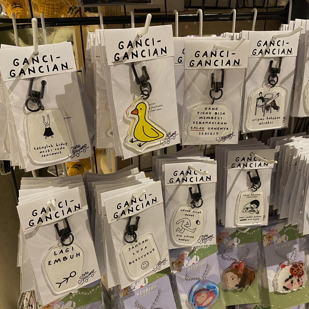 yang suka jajan printilan lucuk, ini surga banget sih. bakalan betah dan pastinya kalap 😭

apalagi banyak karakter GHIBLI dan Kpop. sticker, postcard, keychan, griptok, pouch, aneka stationery dan masih banyak printilan lain.
[OFFLINE AND ONLINE STORE]