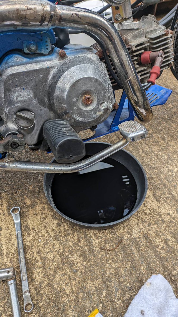 gujyouryou1218's tweet photo. ゆっきー
寮生活もーすぐ1年?
大学の近くの
バイクで仲良くなった方に
家に誘っていただいて
オイル交換を教えてもらったみたい☺️
家に帰るの3時間ちかくかかるので
仲良くしていただいて
ありがたいです🙇🙇🙇
ゆっきーバイクの事何もわからへんし🤣勉強中
#カブ
#90cc
#オイル交換
#バイク乗り https://t.co/zVjD3qTgVP