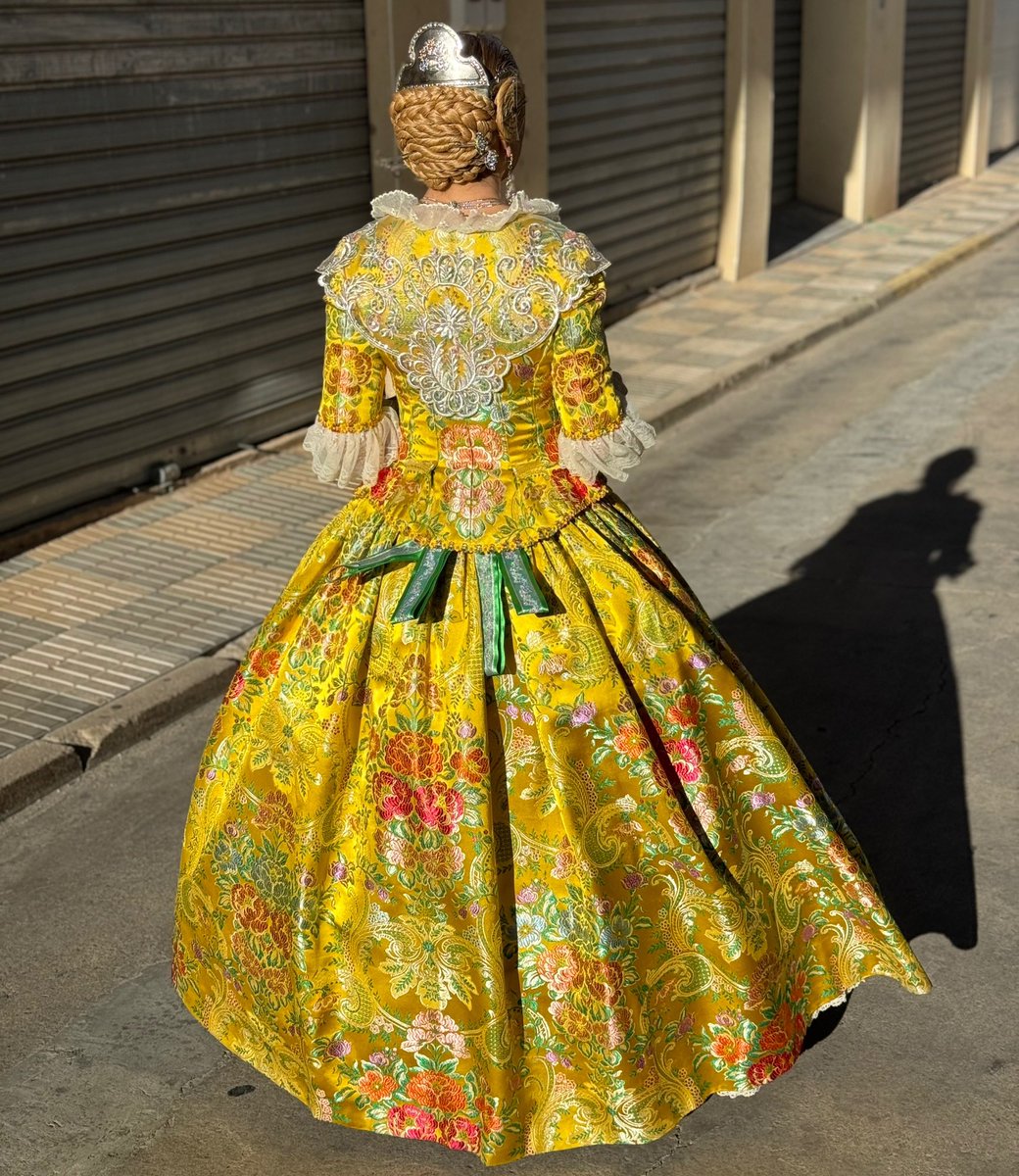 SusanaPereztv's tweet photo. Aquí mi traje de #fallera por #EnriqueMarzal y complementos (Les joies) de @miguel.angel.bertomeu Gracias por tanto 🙏🏻🙏🏻❤️❤️💐
#FelizDomingo #fallas https://t.co/SlmW1rzwIx