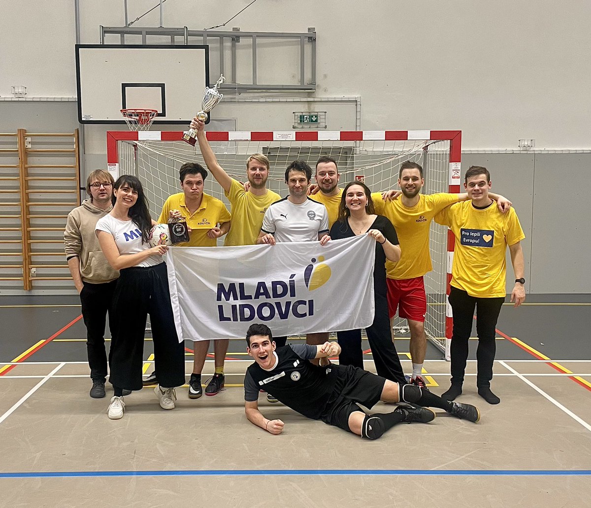 MLPraha's tweet photo. Mládežnické organizace nejsou jen o vysedávání na schůzích.
Včera jsme se např. s kolegy z ostatních mládežnických organizací utkali ve fotbalovém turnaji.
A ZVÍTĚZILI JSME.🏆💪💛
Děkujeme všem za fér hru a těšíme se na příště! https://t.co/p0kOjW8G66