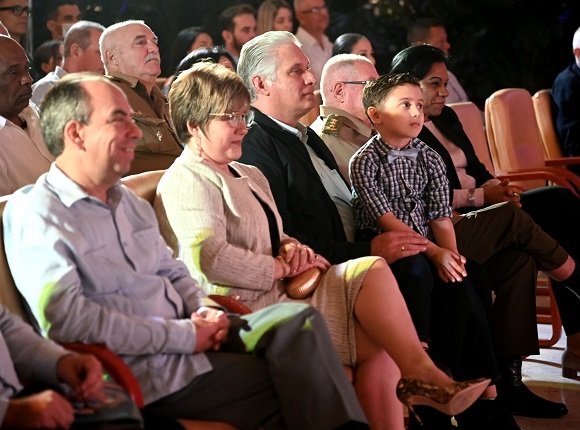 minint_cuba's tweet photo. El presidente de #Cuba, Miguel Díaz-Canel, asistió este sábado a la presentación del libro La Colmenita ¡Mi vida!, de Carlos Alberto “Tin” Cremata, y de una obra de teatro homónima, para celebrar más de tres décadas de esa agrupación. https://t.co/62hWqcktoY