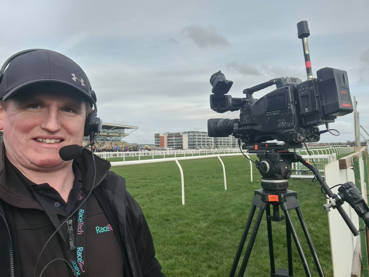 furg88's tweet image. Getting a days lesson on the workings of the HiMo camera for @SkySportsRacing @AtTheRaces by @SamEliasFilms yesterday at @NewburyRacing! #superslomo #sonypmwx500