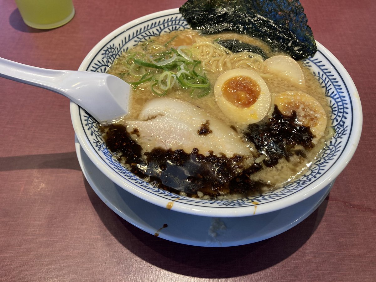 inomax10's tweet photo. 今日のランチは丸源ラーメン🍜
醤油とんこつ黒🍜
おやつはアリオ橋本で買ったPIE QUEENの余市産りんごのアップルパイ
🍎🥧甘過ぎず、りんごの味わいが美味しいです♪✨🦖
#丸源ラーメン
#醤油とんこつラーメン黒
#PIEQUEEN
#パイクイーン
#アップルパイ
#余市産りんごのアップルパイ https://t.co/IPXcMQSeEe