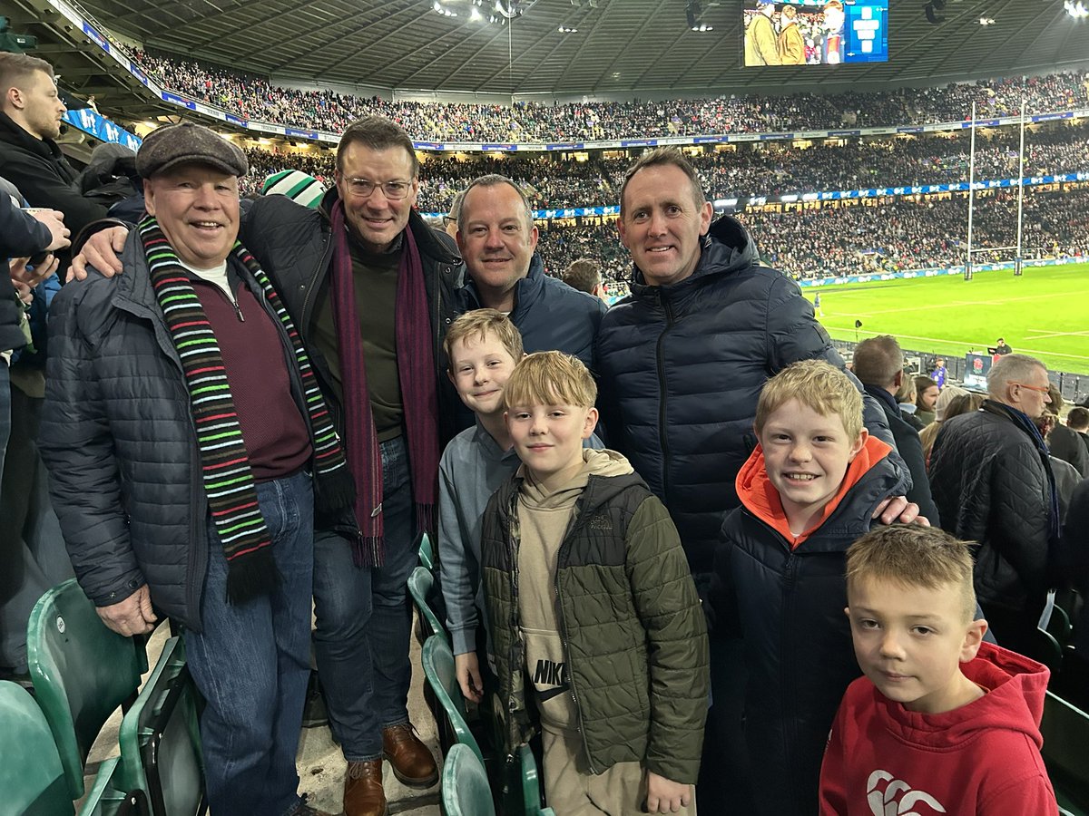 Sugdarno2's tweet image. What a great day at Twickenham yesterday We even got to sit next to a Rugby legend @DinningtonJnrs